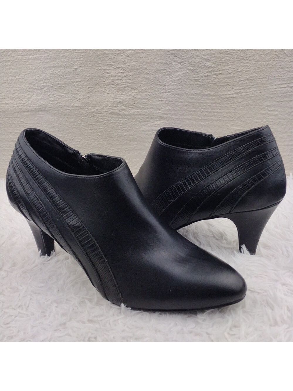 Eva & Zoe Evelyn Black Faux Leather Pointed-Toe Mid Heel Side Zip Bootie Shoe
